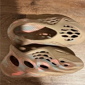 MULTICOLOR BROWN YEEZY FOAM RUNNERS SIZE 40